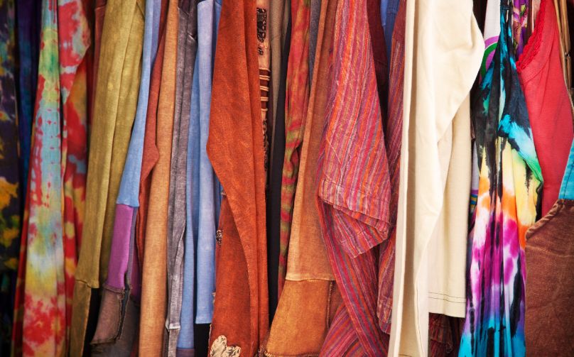 membersihkan barang thrift