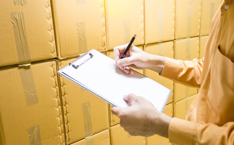 mengelola gudang produk beku